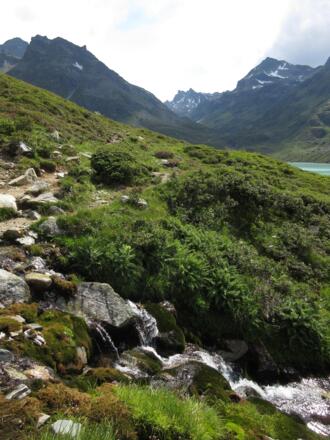 Überquerung eines kleinen Baches, nachdem es etwas breiter wird