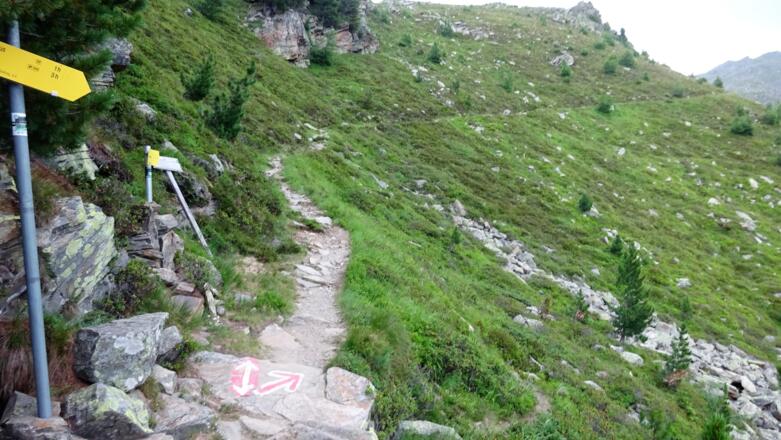 Die Viggarspitze wird südlich umgangen, bei der markanten Weggabelung folgen wir dem rechten Weg - bergab ...