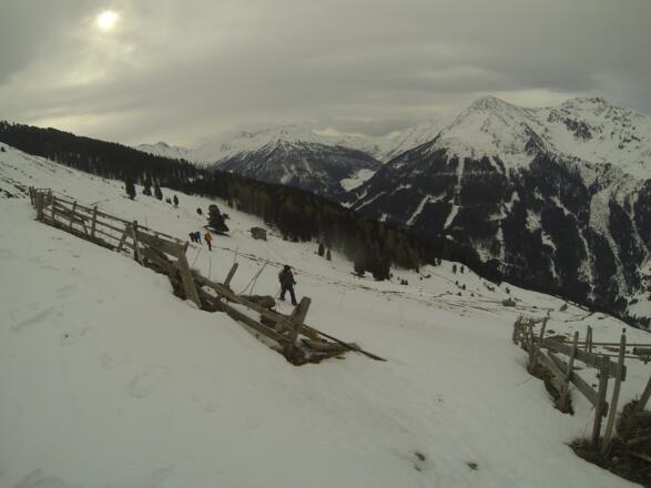 Die letzten Meter zur Alm, im Hintergrund in Bildmitte der Mölserberg und rechts davon der Malgrübler, beides Schitourenziele.