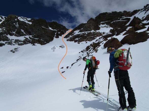 von der Mulde die schmale und sehr steile Rinne evtl. mit Steigeisen hinauf