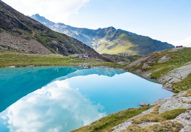 Die Hauersee Hütte spiegelt sich im gleichnamigen See.