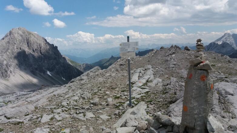 Grauer Wegweiser: Gamsluggen 40 Minuten, links Totalphütte.