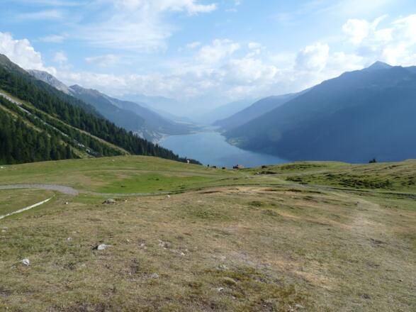 Blick vom Plamort hinunter zum Reschensee.