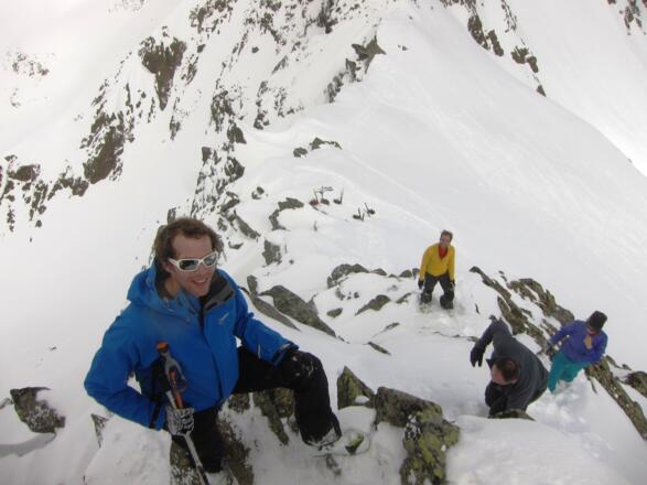 Der Aufstieg über den verschneiten Felsgrat erfordert Trittsicherheit und Schwindelfreiheit.