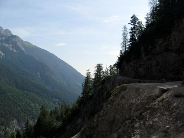 Beim Blick zurück kann einem schon mal anders werden, wenn man sieht auf welch' abenteuerlichen Pfaden man sich bewegt.