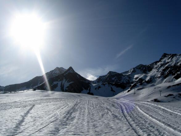 Frühmorgens auf der Schipiste - Der Liftbetrieb ist eingestellt