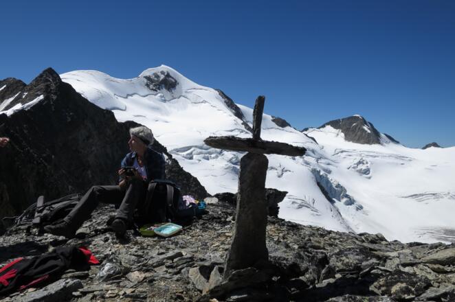 Der Gipfel der Hohen Wände, Gipfelkreuz selbstgebaut. Im Hintergrund die Wildspitze