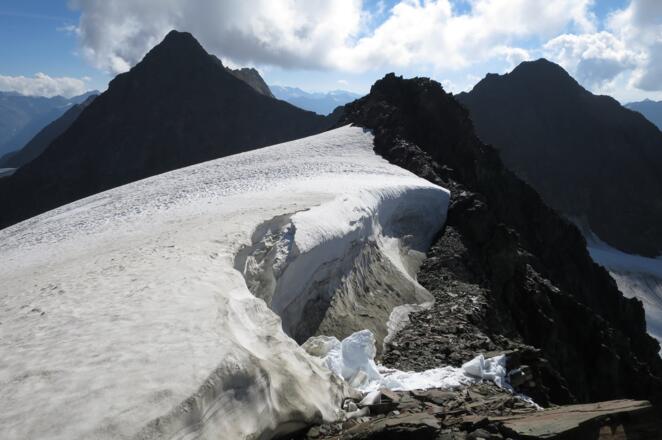 Bei Nebel ist hier Vorsicht geboten. Der Gletscher reicht bis zum Grat.