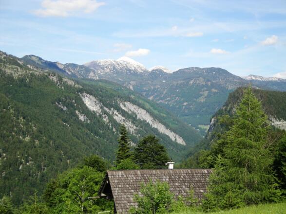 Die Aussicht reicht vom Berggasthof auch ins Tote Gebirge