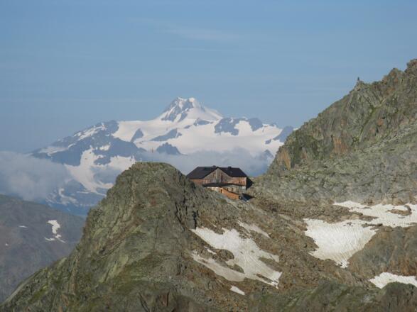 Hildesheimer Hütte mit Blick auf den höchsten Berg Tirols (Ötztaler Wildspitze)