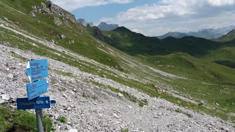 Oberer Wegweiser, 2155 hm: Gamslücke links, Cavelljoch rechts.