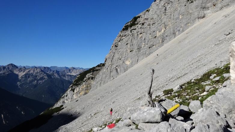 Blick zurück auf den ersten Teil des Hinterkars. Links hinten die Erlspitze.
