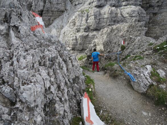 Abwechlungsreiche und bestens markierte Wegführung zwischen den Felstürmen der Kalkkögel.
