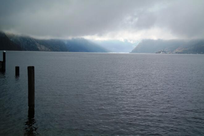 Der Traunsee am Ausgangspunkt an einem nebligen Novembertag.