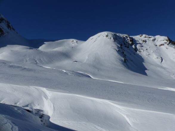 Links vom markanten Schneekopf (2281 m) gelangt man zum Rücken bzw. in das Becken der Schafalm.