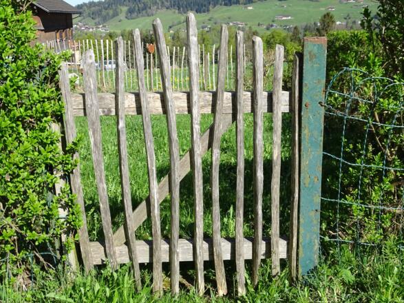 Überall liebevoll gestaltete Gärten