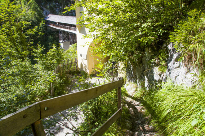 das Brückportal, hier zweigt der Sommerweg nach rechts ab