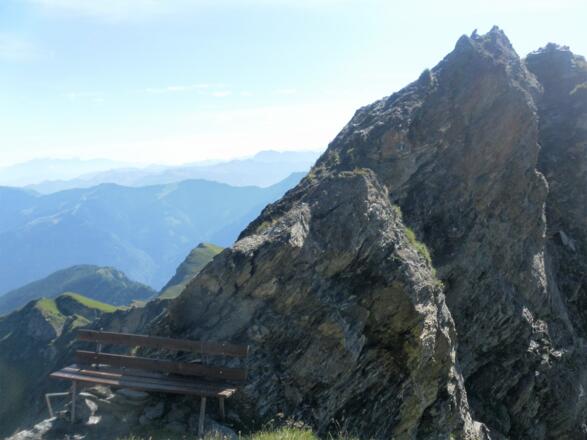 Gipfelscharte mit Rastbank