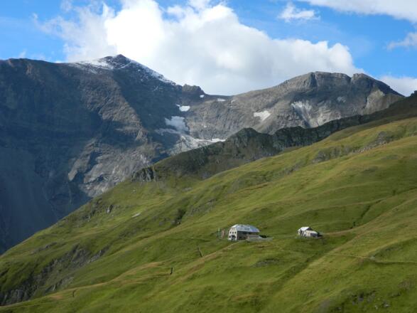 Die Gleiwitzer Hütte mit Hohen Tenn (Schneespitzgipfel links) und Bauernbrachkopf