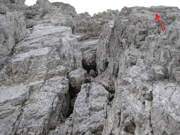 Hier nach rechts auf den steilen Pfeiler.  Nicht in den blockigen Kamin.