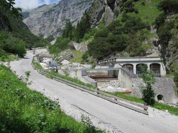Bei der großen Wasserfassung erreichen wir den Talgrund des Halltals.