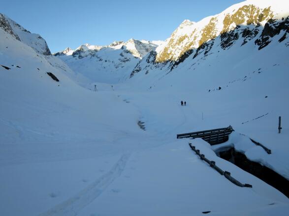 Von der Hütte entlang des Alpeinerbachs in den Talschluss. Vor dem Aperen Turm (in Bildmitte) biegen wir nach rechts in das Berglastal.