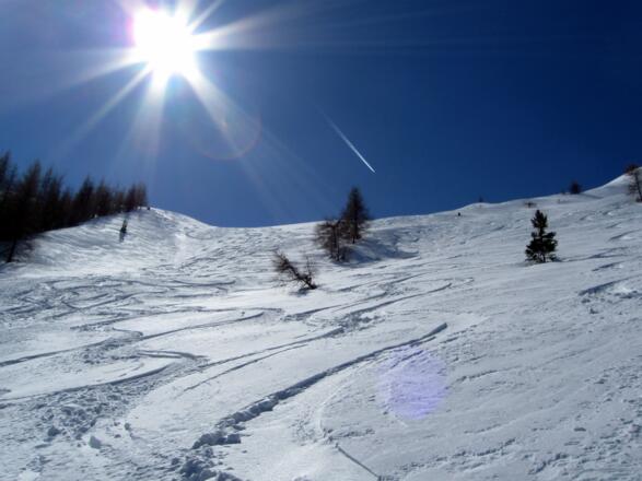 Der Hang unterhalb des Blasigleralm Hochlegers, im Abfahrtssinn ganz links. Dazu muß man sich bereits oberhalb des Hochlegers links halten und auf eine flache Kuppe fahren.