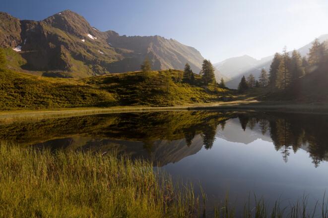 Die Pöllerhöhe (links), gesehen vom Gralatisee (gegenüber)