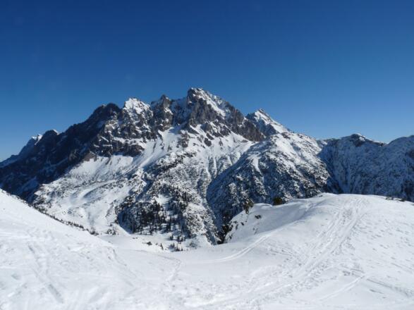Bei einer Verflachung blicken wir zum Grünsteinmassiv und zum Höllkopf.