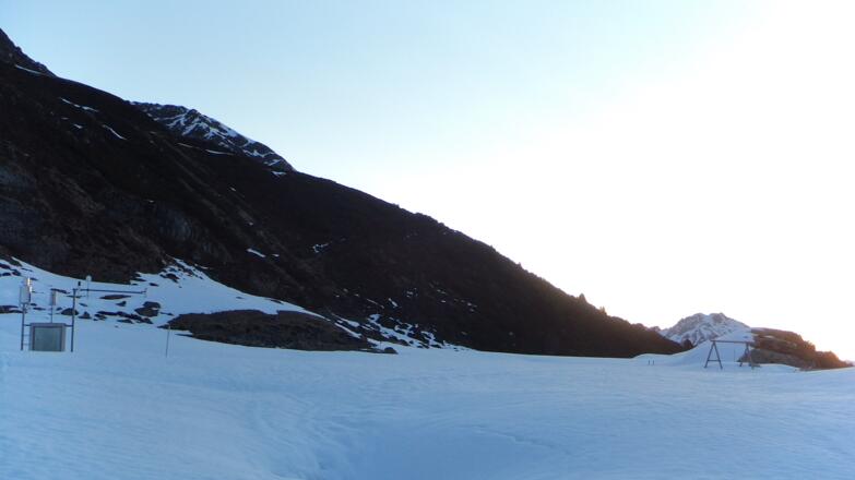 Bei der Alpeiner Alm queren wir auf einen Steig Richtung Nordwesten auf den Punkt 2.086 m (AV-Karte) hinaus. Je nach Verhältnissen ist es hier bereits aper.