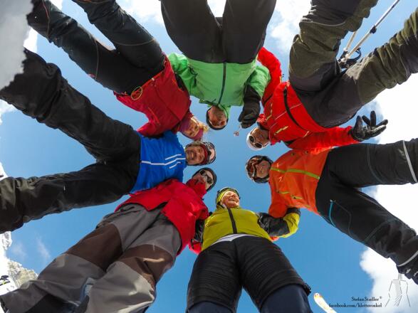 Gruppenfoto am Kalbenjoch: Wenn es kein Gipfelkreuz gibt muss man kreativ sein!