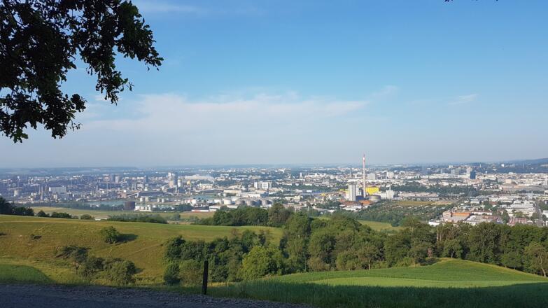 Donausteig Rastplatz "Pfenningberg/Linzblick", Aussicht weit über Linz hinaus
