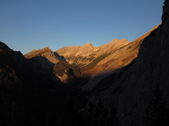 Die junge Sonne erhellt das hintere Halltal: Stempeljoch-Spitze, Roßkopf, Bachofenspitze und Gr. Lafatscher.