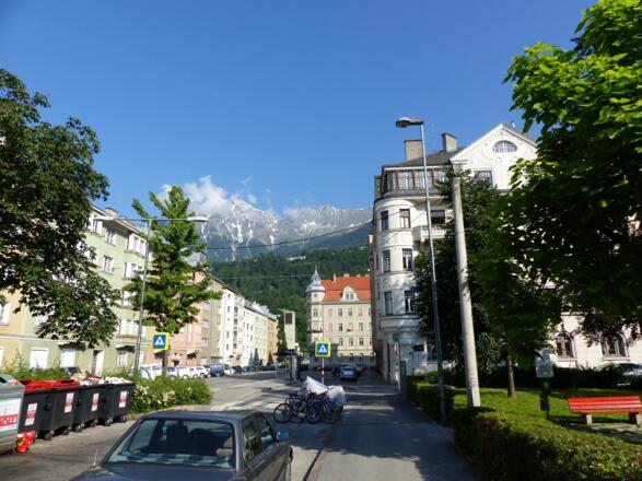 Vom Hauptbahnhof geht es durch die Stadt Innsbruck