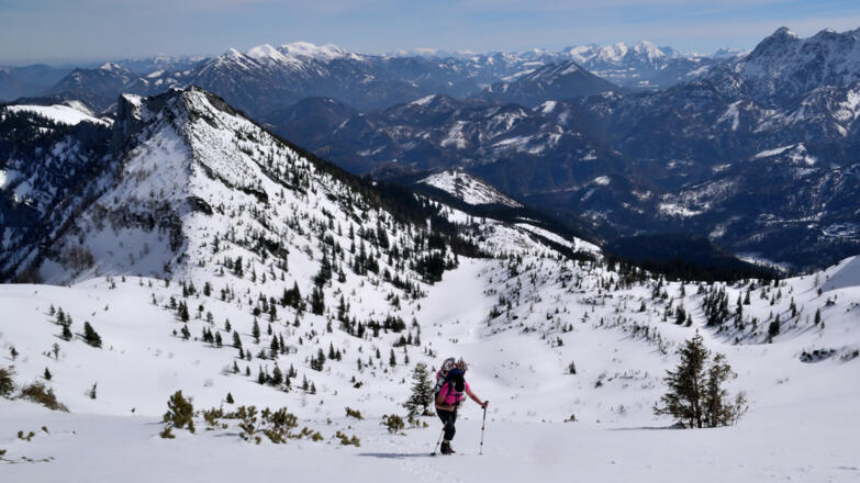 Steiler Aufstieg im Hintergrund die Schwalbenmauer