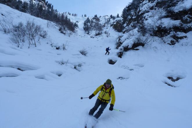 Die Rinnen sind geschafft. Jetzt geht es am Rande des Bachbettes und durch den Graben hinaus zur Forststraße, über die wir zum Ausgangspunkt zurückkehren.