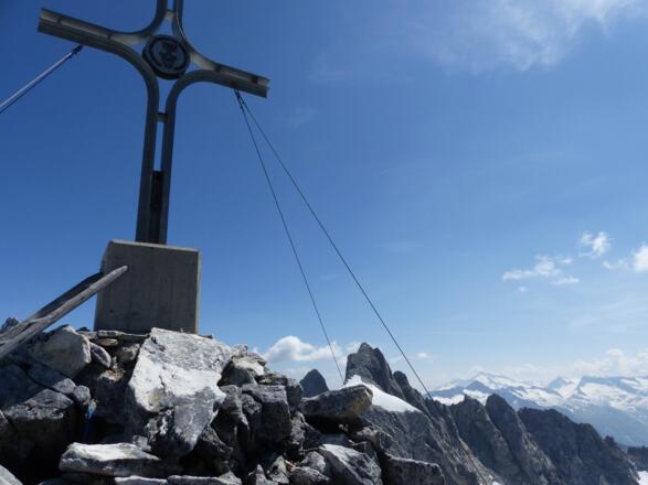 Der Kuchelmooskopf mit seinem schönen Kreuz. Dahinter die Reichenspitze.
