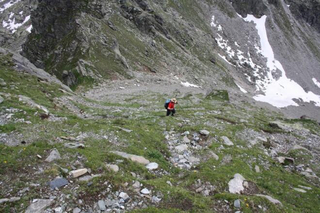 vom Joch weg in steilen Serpentinen höher