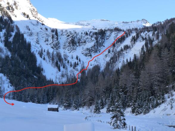 Der Talboden ist erreicht. Die rote Linie zeigt nochmals die Abfahrtslinie über den schneebedeckten Wasserfall.