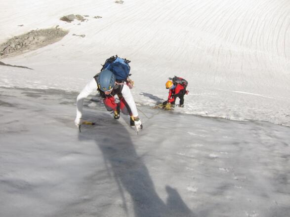 Ein solider Gletscherpickel ist für die Begehung der Nordflanke ausreichend. Ein Steileisgerät als Zweitgerät kann bei Bankeis dem Vorsteiger zusätzliche Sicherheit geben.