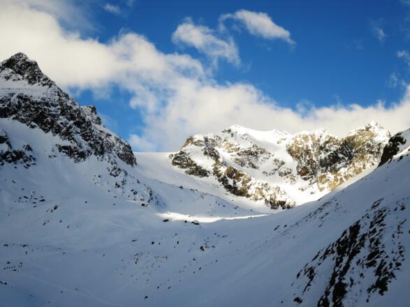 Im Talschluss wird kurz der Blick auf den Berglasferner frei. Links der Apere Turm (2984 m), in der Mitte das Vordere Hinterbergl, rechts der Berglasspitz (3125 m).
