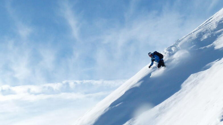 Abfahrt im Pulverschnee in einer der Mulden auf der "Sonnseiten"