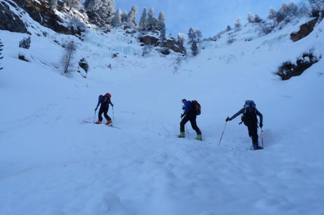 Eingerahmt von schönen Eisfällen, erfolgen oberhalb der vorletzten steilen Rinne noch ein paar Spitzkehren.