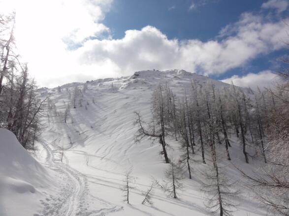Gipfelhang - Schnee oft vom Wind geformt