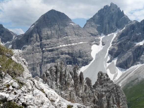Bevor der Abstieg erfolgt, schweift der Blick ein letztes Mal zum Gschnitzer und Pflerscher Tribulaun.