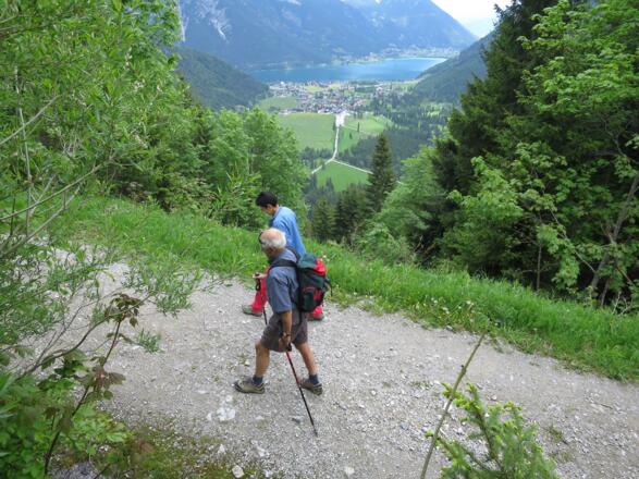 Wir wählen den (breiten und bequemen) Weg zur Feilalm ...