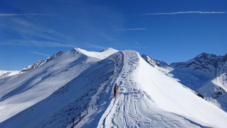 Fast einen Kilometer lang ist der Grat zwischen Windbichl und Riepenspitze (links). Rechts hinten die Gammerspitze.