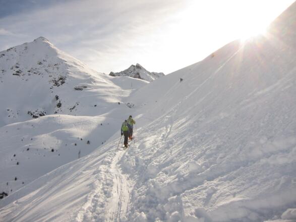 Vom Ende der präparierten Rodelbahn folgt man dem Werksweg zur Staumauer.