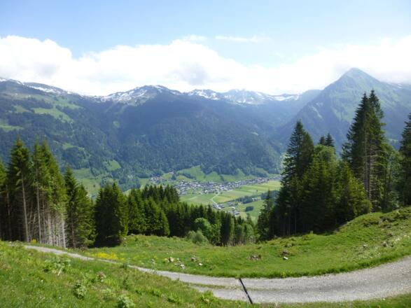 Blick auf Schoppernau mit Üntschenspitze