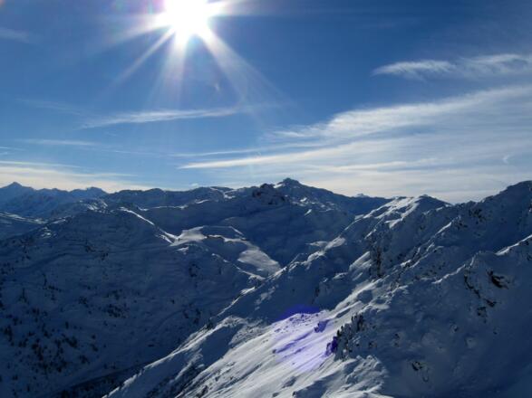 Blick ins Schigebiet von Hochfügen. In der Bildmitte der Pfaffenbichl (mit Lift), dahinter der Rastkogel.